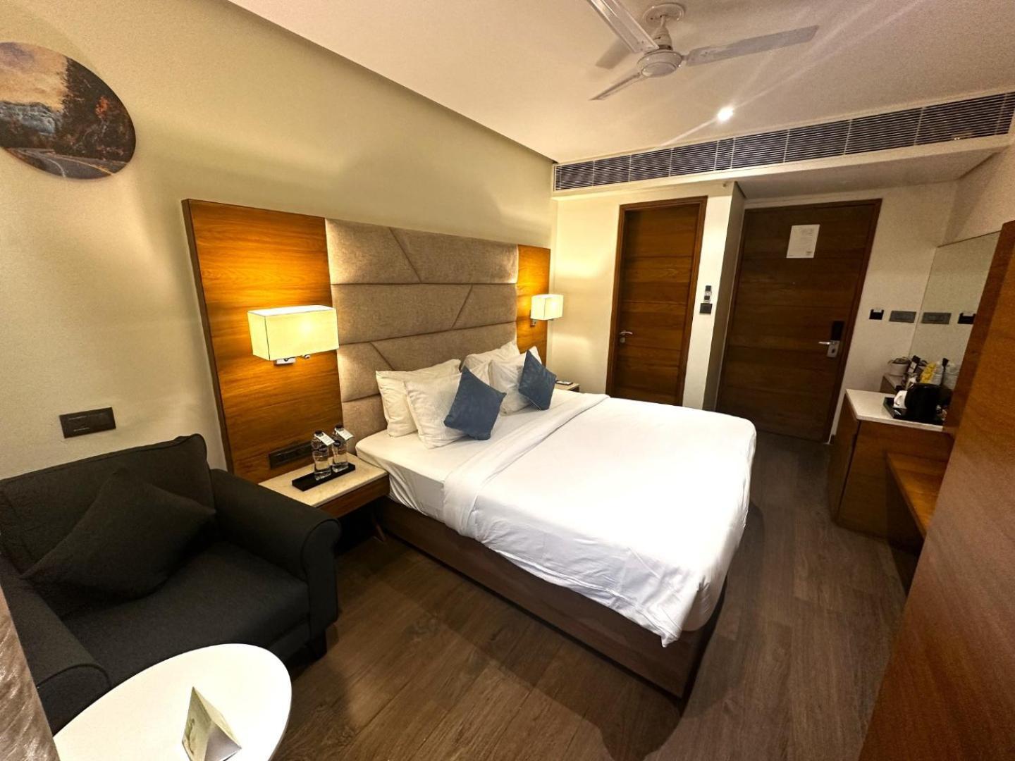 The Glory Suites Near Igi Airport Nueva Delhi Exterior foto